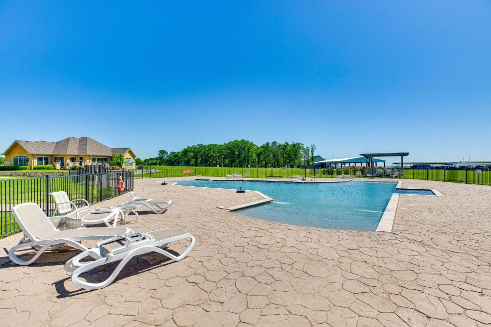 Lakefront Corsicana Condo with Pool Access!